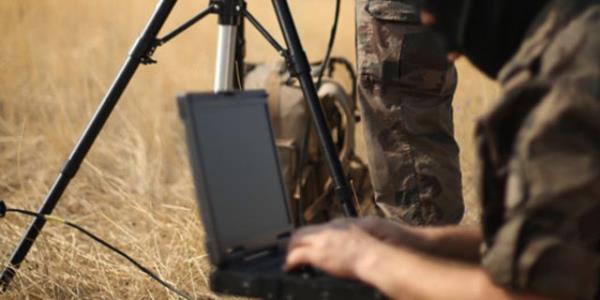 Radarn 4 kilometreye kadar tarama yapabildiini belirten Alparslan, "Alglanmas, tespit edilmesi zor bir radardr. G tketiminin de az olmasna dikkat ettik. Yaklak 8 saat operasyon yapabiliyorsunuz" dedi.