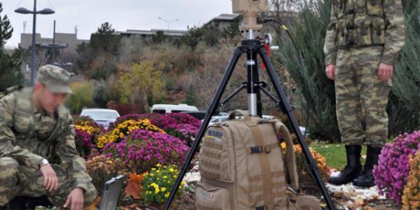 Trkiye'de ilk kez askerin srtnda tayabilecei bir arazi radar retildi. Ama gzle grlemeyecek kadar uzaktaki hareketlerden haberdar olmak. Yeni radar farkl klan, insan ve hayvan ayrtedebiliyor olmas. Savunma sanayi irketi METEKSAN, snr ve alan gvenliine ynelik "insan ayrt edebilen" evre gzetleme radar "Retinar PTR"yi retti.