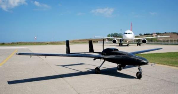 BAYRAKTAR HA<br>      Kale-Baykar  Ortakl tarafndan gelitirilen Bayraktar Taktik nsansz Hava Arac (HA), uu testlerini baaryla tamamlad. TSK'ya devri balanan Bayraktar TB2 HA, 30 saat havada kalabiliyor ve 30 bin feet ykseklie kabiliyor. Hangardan kt andan itibaren tam otomatik taksi, kalk, uu, ini, frenleme ve tekrar hangara dn gibi zelliklere sahip.