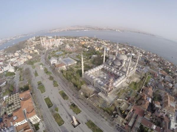 stanbul&#8217;da 1616&#8217;da yaptrlan 6 minareli Sultanahmet Camisi&#8217;ni inceleyen Vakflar Genel Mdrl, kayma nedeniyle can gvenliini tehdit eden bir minareyi restorasyona ald.