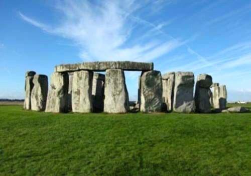 STONEHENGE TALAR: Gney ngiltere'de Salisburg dzlklerinde yer alan  metreden yksek, dikine duran talardan oluan Stonehenge talar da srlarn koruyor. Her biri tonlarca arlndaki talar mhendislik harikas olarak deerlendirilirken, eitli efsaneler de bulunmakta. Dinsel trenlerin yapldna inanlan Stonehenge'in rasathane olduu ynnde eitli bulgular olmasna ramen halen talarn srr zlemiyor.