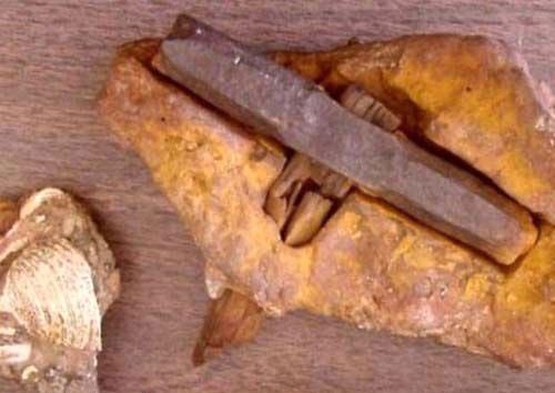 KAYAYA GML EK: Tahta sap ve demir tokmaktan oluan bu eki, 1936'da Teksas'ta 400-500 milyon yllk bir kayann iine gml olarak bulundu. Modern bir aletin tarih ncesi bir kaya ktlesinin iine nasl girdii bir yana, ekite kullanlan demirin gnmz demirlerinden bile saf olmas bilim adamlarn hayrete drd