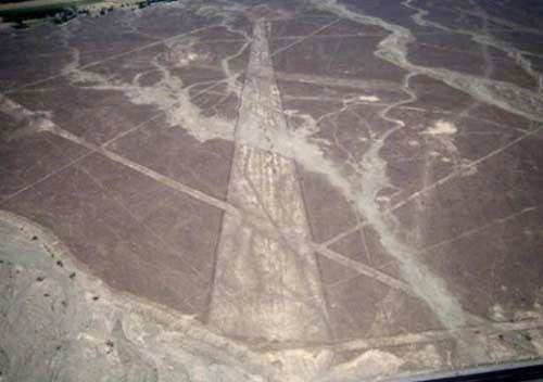 UZAYLILAR N N PST: Peru'nun Pampa sahilindeki 450 kilometrekarelik alan zerine izili motifler, M.O. 300 e M.S. 600 arasndaki dnemi kapsayan hayvan ve bitki ekillerini resmediyor. Nazca medeniyeti tarafndan yapld dnlen bu garip motiflerin, uzayllar iin bir ini pisti vazifesi grd ne srlyor.