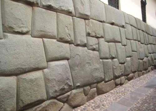 HARSIZ TA SET:Peru'nun Cusco blgesindeki bir nka kalesinin etrafn 360 metre boyunca zikzak yaparak saran 9 metrelik setlerin yapmnda, tanesi 300 tona varan kire ta bloklar kullanlm. Ancak hi har kullanlmamasna ramen bu kayalar, arasna bak bile sokulamayacak kadar mkemmel yerletirilmi. Peru'nun Cusco blgesindeki bir nka kalesinin etrafn 360 metre boyunca zikzak yaparak saran 9 metrelik setlerin yapmnda, tanesi 300 tona varan kire ta bloklar kullanlm. Ancak hi har kullanlmamasna ramen bu kayalar, arasna bak bile sokulamayacak kadar mkemmel yerletirilmi