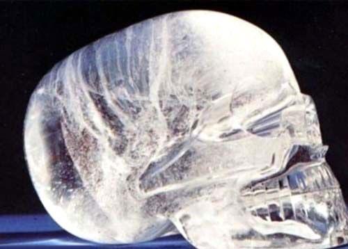 KRSTAL KURU KAFA: Maya dnemine ait 1000 yllk bu kristal kuru kafa, tek bir blok kristal zerine oyma olarak yaplm. Nasl yapld hala anlalamayan kuru kafann altndan tutulan k, dorudan gz ukurundan yansyor. Bu teknolojinin bugn bile mmkn olmad syleniyor.