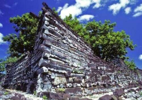 1000 YILDA YAPILAN KENT (NAN MADOL): Pasifik Okyanusu'ndaki Mikronezya adas yaknlarna kurulu antik Nan Madol kentinin inas, M. 200'de balad ve 1000 yl srd. 250 milyon tonluk dev bazalt bloklar kullanlarak yaplan bu kent, 100 yapay aday kanallarla birbirine balyor. Bu kadar bazaltn blgeye nasl getirildii ise hl sr.