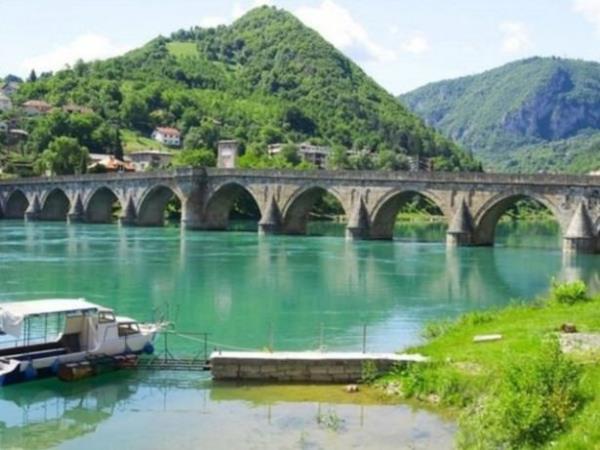 Bosna Hersek / Sokullu Mehmet Paa tarafndan yatrlan Drina Kprs ve kpr zerinde yeralan mihrab