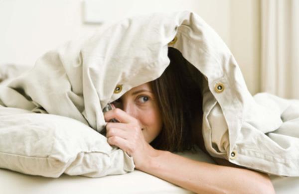 plak: Ryada ak bir alanda plak olduunuzu grmek, savunmasz bir duruma maruz kalacanz anlamna gelir. Duygular, utangalkla sakarlk, zgr sissetmekle gurur duymak arasnda deiiklik gsterebilir.