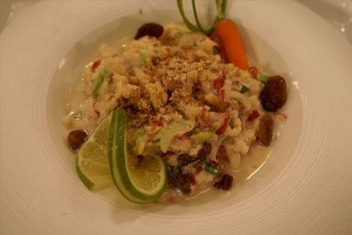 Krmz elmay ince dilimler halinde kesip 1 ay ka kylm ceviz ve yarm ay ka yonca balyla kartrn. Bu karmn ieriindeki deerli lifler hem doyurucu hem de barsaklar altrc etki gsterir.