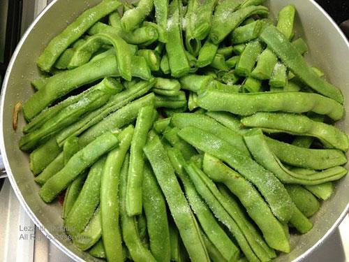 Albmin itah kapatr. Bir porsiyon yeil fasulyeyi 20 dakika suda halayp sirke, karabiber ve biraz tuzla tatlandrn. sterseniz yasz krema da katabilirsiniz.