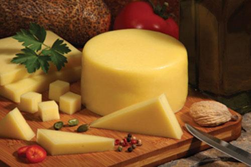 Yasz kaar ince ince dilimleyin ve siyah zeytin ile ssleyin. zerine 1 yemek ka sirke dkn. Bu, birka saat iin alnz giderecektir.