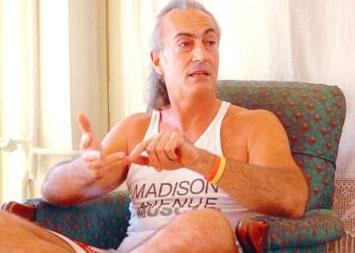 2000'li yllarn banda TV dizilerinde oynadktan sonra gsteri dnyasndan ekildi.