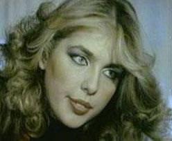 Arnavutky Amerikan Kz Koleji mezunu olan Ahu Tuba, 80'lerin en gzel yldzlarndan biri.lk filmini 13 yandayken eviren Tuba, 100e yakn filmde rol ald.