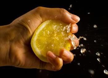 KULLANIMI Meyve ncelikle suyu iin kullanlr, eti ve kabuu Alk ve frnda piirmede kullanlr. Limon suyu yaklak % 5 asittir. pH deeri 2 ila 3 arasndadr.