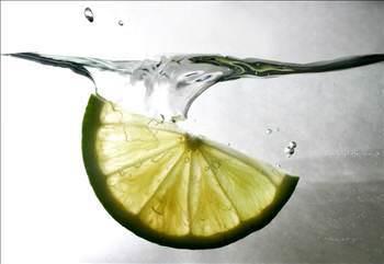 Limon suya tat vermesi iinde kullanlr. Oda scaklnda uzun sre tutulursa kolayca remeye yz tutar. Limon suyu balk yemei zerine sembolik olarak sklr. lave olarak limon suyu salamuraya yatrlm et piirilmeden nce bir para kullanlr. Baz insanlar limonu bir meyve gibi yemeyi sever. Fakat daha sonra sitrik asit ve ekeri dilerden temizlemek iin su kullanmak gereklidir. Limon kendisi veya misket limonu ile birlikte reel yapmnda kullanlr.