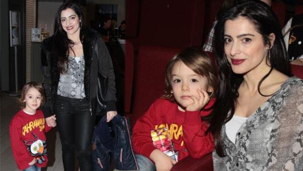 Mine'nin Derin Deniz'i Bir zamanlarn kk yldz Mine ayrolu, 5 yandaki olu Derin Deniz ile Trump Alveri Merkezi'nde objektiflere takld.