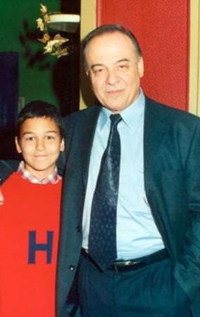 Hira kklnde babasyla birlikte.