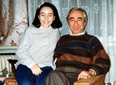 "Huyum da fiziim de babama benzer" diye tanmlad o usta aktr byk olaslkla bu gen kzn yzne bakarak tandnz. Ama tanmayanlar iin bir ipucu daha verelim. Beng'nn dedesi aktr Ali en, babas ener en, annesi de oyuncu ermin Hrmeri.