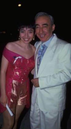 Kk yalarndan beri babasnn en yakn arkada olan Beng, Notre Dame de Sion Lisesi'ni bitirdi. Daha sonra da ABD'de otelcilik zerine eitim grd.