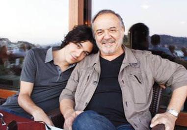 etin Tekindor ile Zerrin Tekindor'un olu Hira da kameralarn uzanda.