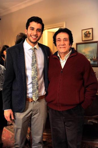 Yakkl oyuncu Frat Altnmee'nin babas duayen sanat zzet Altnmee olunu sk sk dizi setinde ziyaret ediyor.