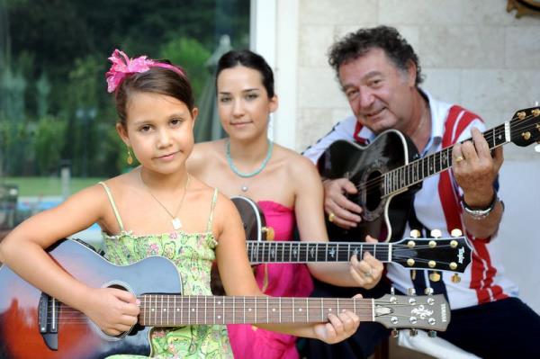 Kayahan'n kz Asl Gnl 14 yanda<br>  Kayahan ve pek Aar iftinin kk kzlar Asl Gnl' grenler gzlerine inanamad...