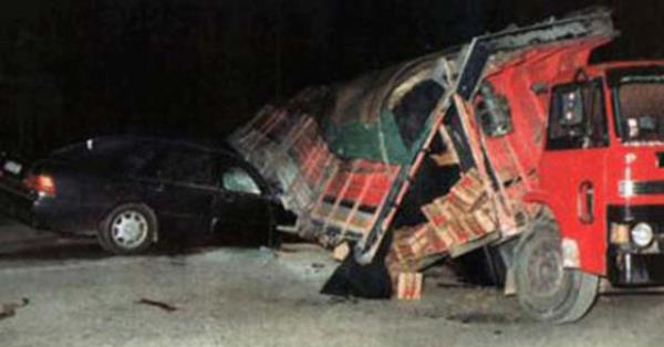 <p><b>SUSURLUK KAZASI:</b></p> stanbula dn yaptklar srada Susurluk'ta bir kamyona arpan otomobilde, o dnemin stanbul Polis Okulu mdr, bir milletvekili ve hakknda yakalama karar bulunan Abdullah atl'nn bulunmas, toplumda byk bir infiale neden olmu, susurluk kazas olarak tarihe gemitir.