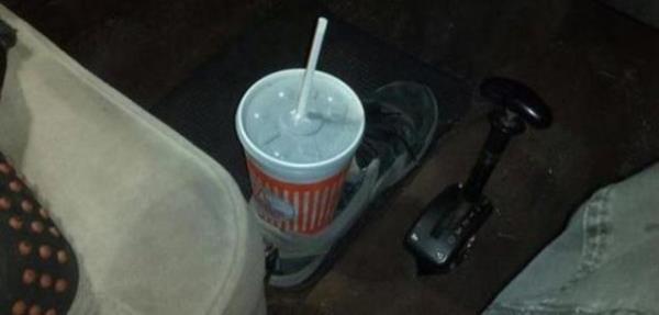 Bardak tutucu yok mu arabada? Bir ayakkab da olur.