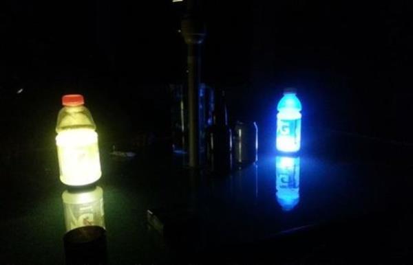 Bir fener oluturmak iin bir ieye su doldurun ve bir cep telefonu altna koyun, telefonun n an.