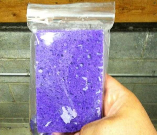 Bir plastik torbann iinde dondurulmu snger, bu ey yemeinizi ve meyve suyunuzu souk tutar.