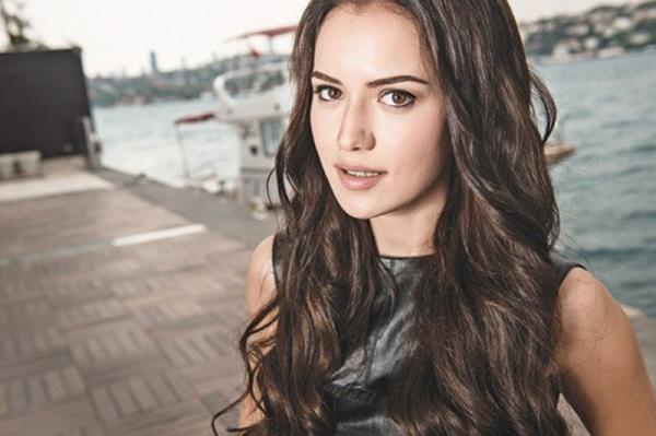 FAHRYE EVCEN- 2 BLM BRDEN<br>    Almanya'da Heinrich-Heine niversitesi Sosyoloji okudu.Yetmedi Trkiye'de Boazii niversitesi Tarih blmn bitirdi. Oyunculuunun yannda eitim azmiyle de rnek isimlerden...