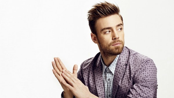 MURAT DALKILI - PARKELERDEN SAHNELERE<br>    Aslnda basketbolcu olma hayalleri vard. 17 yana kadar profesyonel olarak parkelerde ter dkt. Mzik ar basnca ani bir kararla sahnelere transfer oldu. Beykent niversitesi'nde oyunculuk okudu.