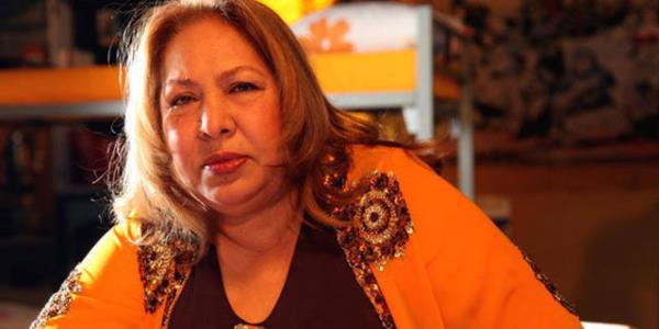 DLBER AY<br>    O hayata 1-0 yenik balayanlardan... Okuldan alnarak 13 yanda yal bir adamla evlendirildi. Radyoda yaynlanan ses yarmasnda ark syledi diye parmaklarna kak konup krld. Ancak o pes etmedi...