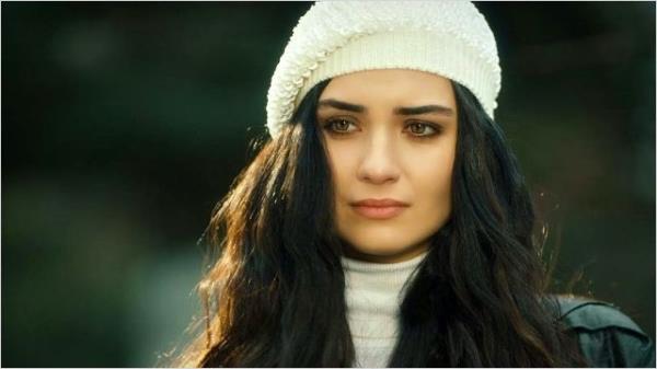 TUBA BYKSTN - TASARIMCI OLACAKTI<br>    Tasarmc olacakt Mimar Sinan niversitesi Sahne Dekorlar ve Kostm Tasarm blmn kazanarak iyi bir tasarmc olmak iin yola kmt. Ancak eitim ald srada reklam filmlerinde oynamaya balad.