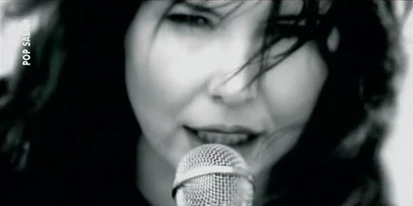 EBNEM FERAH - YARIDA BIRAKTI<br>    Her kesinde enstrman bulunan bir evde byyen ebnem Ferah'n mzik dnda bir eyle uramas beklenemezdi. Mzikle ilgilenebilmek iin stanbul niversitesi ngiliz Dili ve Edebiyat Blm'n yarda brakt.