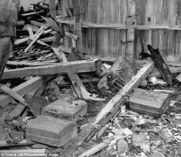 Sylentiye gre SS birlikleri bu bo benzin bidonlarn Eva Braun ve Adolf Hitler&#8217;in bedenlerini yakarken kullanm.