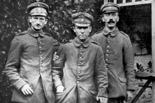 Henry Tandy Birinci Dnya Sava bittikten sonra lkesine dndnde gazi madalyasyla dllendirildi.