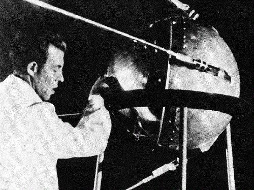 Sputnik'in 1957'de uzaya gnderilmesinden beridir, Dnya evresinde dolanmak zere frlatlm toplamda 38.000 adet uydu bulunmaktadr. Bunun 16.000 civar dm ya da indirilmitir.