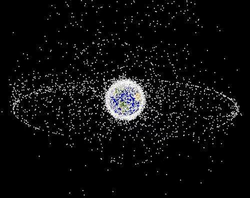 Gnmzde, an itibariyle Dnya etrafnda 22.000 adet uydu dolanmaktadr. Bunlarn sadece %5'i almaktadr, %8'inin yakt bitmitir, %87'si ise bozuktur/almamaktadr.