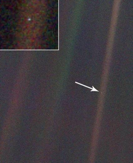 Dnya'nn en uzaktan ekilmi fotoraf, yaklak 6 milyar kilometre teden ekilmitir ve Soluk Mavi Nokta olarak bilinir.