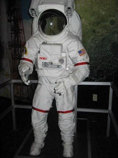 Armstrong Limiti olarak bilinen ykseklik limiti yerden 19 kilometredir. Bu limitten sonra astronot kyafeti giymek gerekmektedir. Eer giyilmeyecek olursa, vcuttaki su, vcut scaklnda kaynamaya balayacaktr.