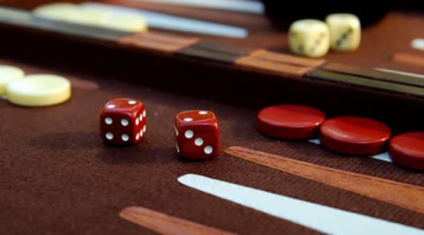 Yedi says ise Farsas ise 'heft' dir (veya hefte). Yedi gnlk 'hafta' ismi de buradan alnmtr.