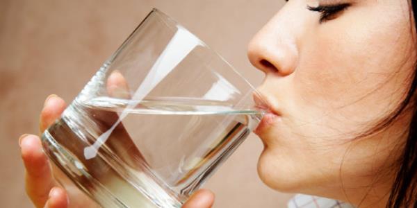 3. SUYU HMAL ETMEYN<br>      Gnde ortalama 2,5-3 litre su imeye aln. Su, toksinlerin ve metabolize edilen yan vcuttan daha hzl atlmasna yardmc olur.