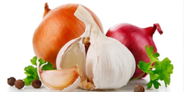 5. SOAN SARIMSAK TKETN<br>      Soan ve sarmsak hcrelerin ya depolarn azaltmasna yardm eder. Vcudumuzda retilen ok gl bir antioksidan olan glutatyonun retimi iin soann iinde bulunan cystein maddesinin soan veya sarmsak yiyerek alnmas gerekiyor. ok kuvvetli bir antioksidan olan glutatyon, birok hastaln sebebi saylan serbest radikalleri hcre iinde yok ediyor. Yine sarmsak antimikrobiyel zelliinden dolay baklk sistemini glendiriyor. Yemeklere eklenen soan, sarmsak miktarnn arttrlmas baklk sistemini glendirecektir.