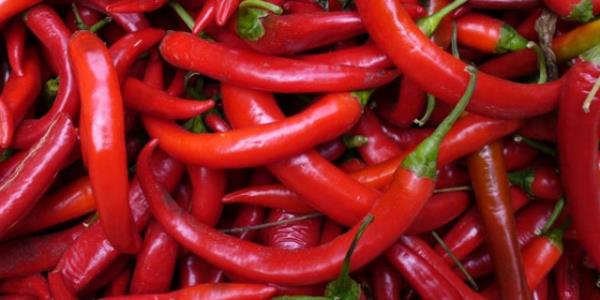 4. YEMEKLERNZE PUL, ACI VE SVR BBER LAVE EDN<br>      1 adet krmz ac biber (yaklak 45 gram) gnlk C vitamini ihtiyacnn tamamn tek bana karlar. Ac biberde &#8220;yakc&#8221; zelliini veren &#8220;capsaicin&#8221; bulunur. Bu da metabolizmay hzlandrr. Yendikten sonra 3 saat boyunca metabolizma hzn 1.2-2 katna kadar ykseltebilir.