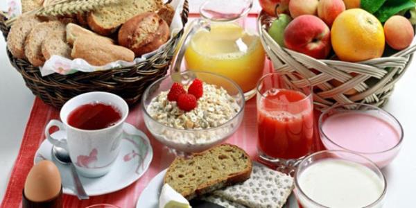 1. DZENL KAHVALTI YAPIN<br>    Kahvalt etmediimiz zaman metabolizmamz gn boyu normal hznn altnda alr, ayrca le yemeine kadar ekerimiz de decei iin yememiz gerekenden daha fazla yemek isteriz. lk tercih edeceimiz besinler de vitamin ve mineral deposu sebzeler yerine, niastal-yal yiyecekler olur. Bu da metabolizmamz iyice yavalatr, baklk sistemimiz kuvvetlenmedii iin gn boyu halsizliimiz artar.