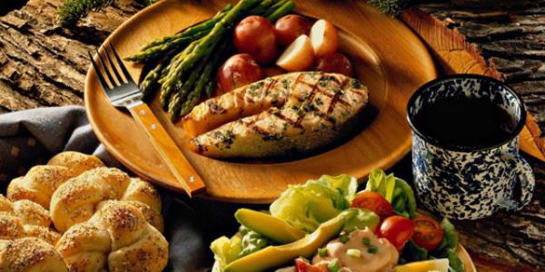 8. YEME ERKEN YYN<br>      Gnler ksalmaya balad iin; ge saatte yenilen yemein sindirimi daha zor olacaktr. Aratrmalar, kuvvetli kahvalt ve le yemei ile hafif akam yemei yiyerek kilo verildiini gsteriyor. Akam yemeini olabildiince erken bir saatte, mmknse yatmadan en az 4 saat nce yemeye aln.