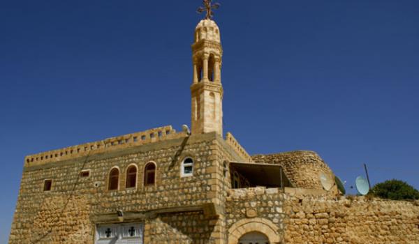 SIRADA BEKLEYEN KYLER VAR  <br>    Sryanilerin Turabdin diye adlandrd Mardin-Midyat-Nusaybin blgesinde 100&#8217;e yakn Sryani ky bulunuyor. Halen Sryanilerin yaad ve isimleri deitirilen baz kyler unlar: