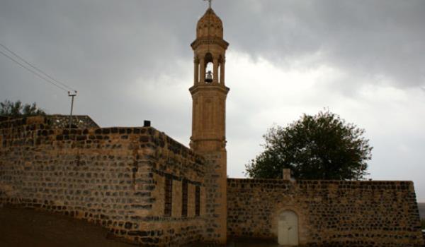 METROPOLTN KY<br>    Gemii 2 bin yl ncesine dayanan kyn eski ismine kavumasndan dolay mutlu olduklarn syleyen Muhtar Akta, &#8220;Kyn Sryanice ismi &#8216;Konstantin&#8217;in evi&#8217; anlamna gelen Beth Kustan&#8217;dr. Mslman halk arasnda ise &#8216;Baksyan&#8217; olarak geiyordu. Ancak daha sonra ky isimleri Trke yapld ve kyn ad &#8216;Alagz&#8217; olarak deitirildi.