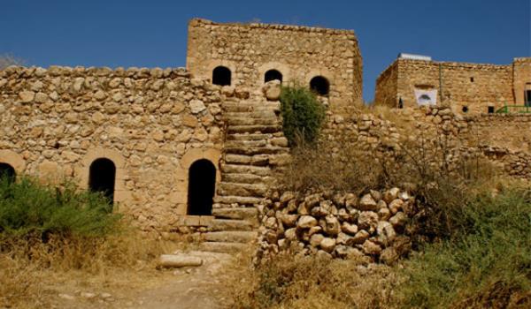 Getiimiz yl kasm aynda yaplan meclis toplantsnda oybirliiyle kyn adnn &#8220;Beth Kustan&#8221; olarak deitirilmesine karar verildi. Alnan karar Mardin Valilii&#8217;ne gnderildi. Valilik de karar 27 Ocak&#8217;ta onaylad. Kararla birlikte ilk kez bir Sryani ky Sryanice olan eski ismine kavumu oldu.